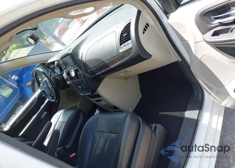 2016 Chrysler Town & Country Touring z USA, uszkodzony, nr VIN 2C4RC1BG6GR229748